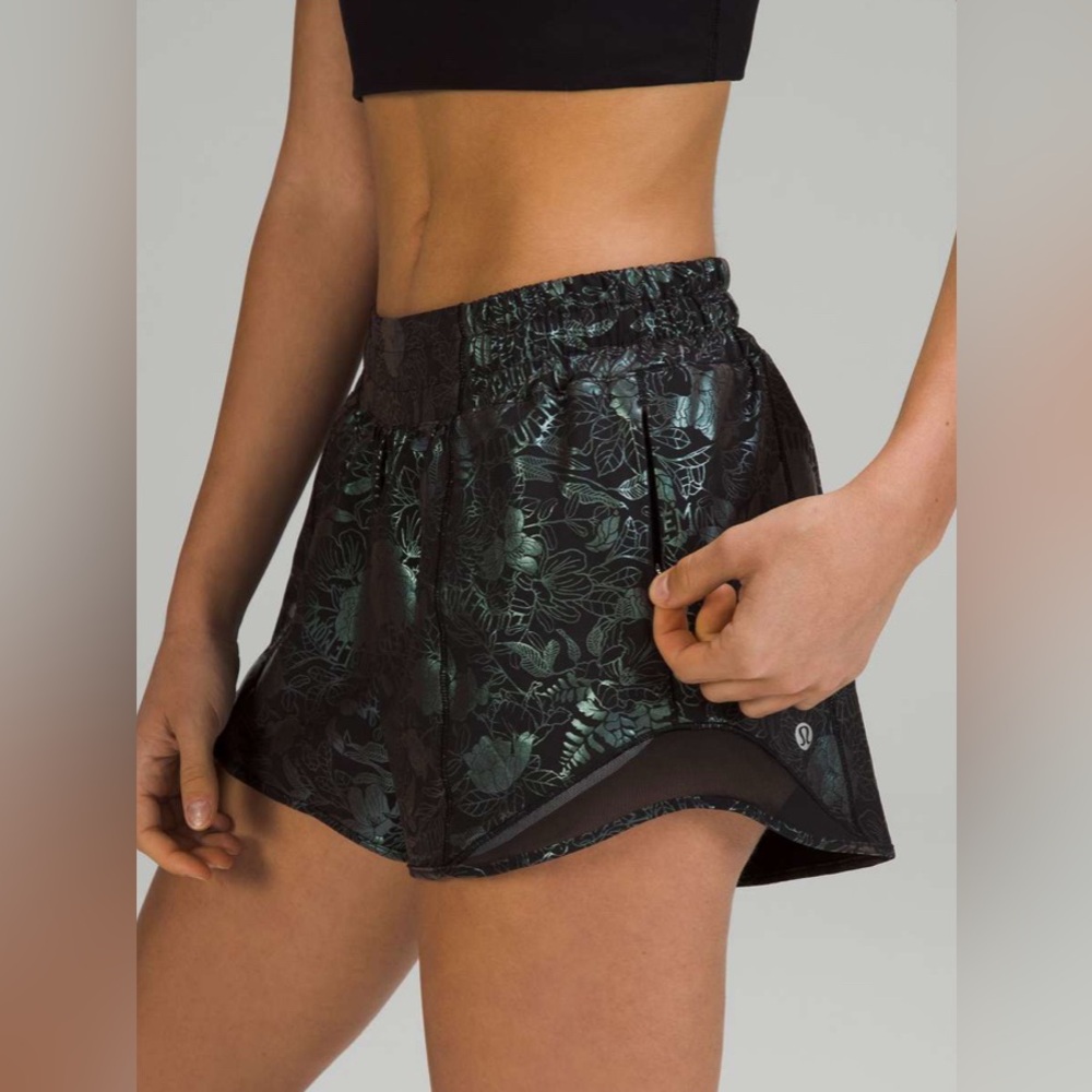 Lululemon Hotty Hot Shorts Low Rise‎ 4” Logo Flourish Black Iridescent Black sz4